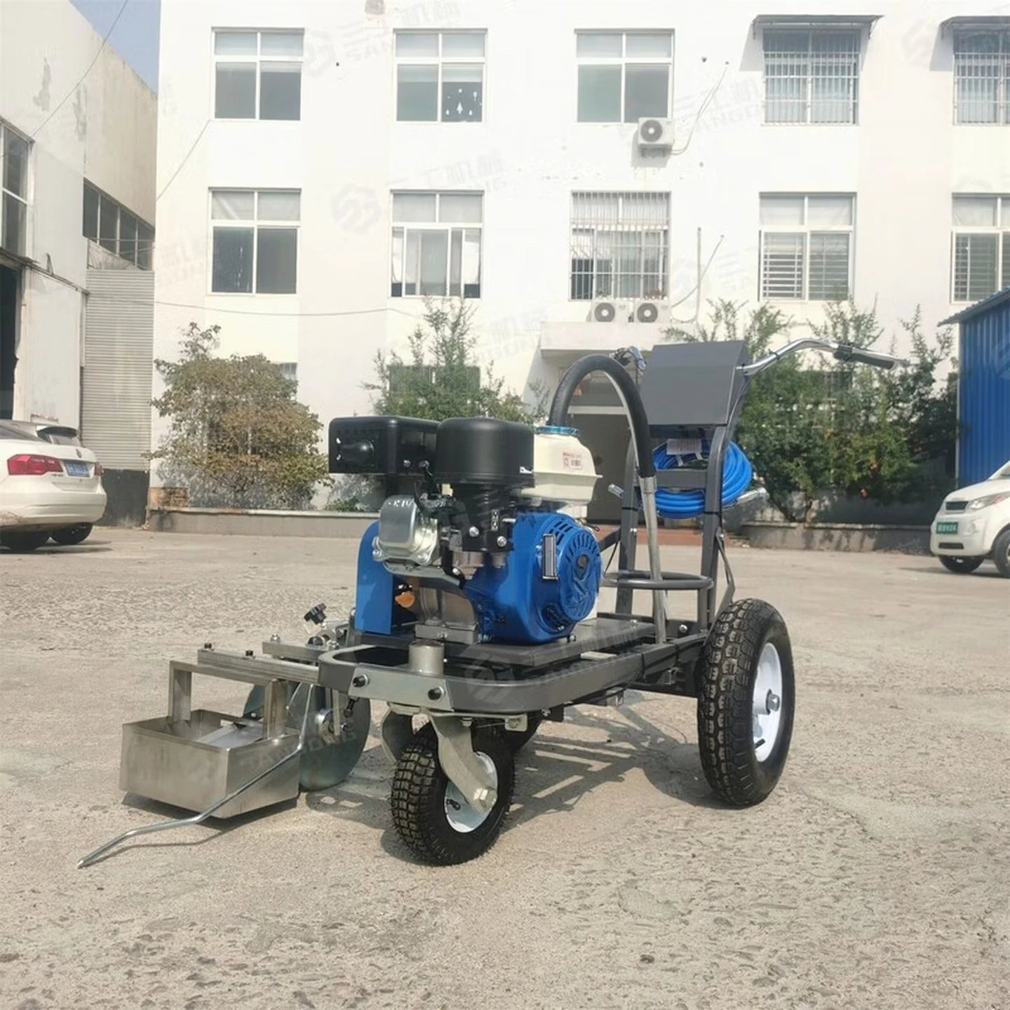 

Small hand push cold spray marking machine ground parking space spraying line drawing playground driving calibration