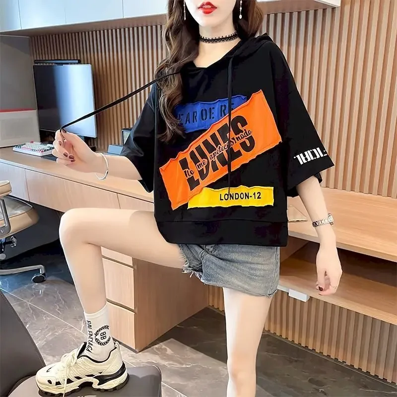 

Модная женская футболка с капюшоном и короткими рукавами, новинка 2025, летняя футболка в корейском стиле с нашивками, свободные повседневные топы большого размера