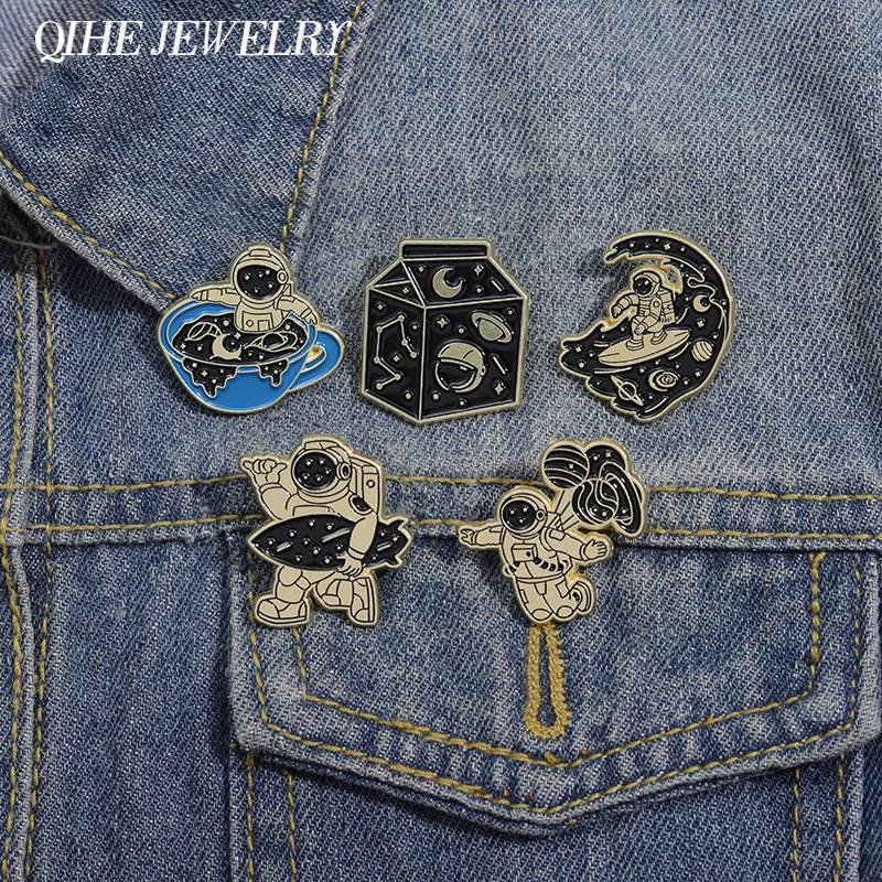 Cartoon Astronaut Sternen himmel Emaille Pins benutzer definierte Luft-und Raumfahrt Raum Broschen für Rucksack Kleidung Revers Abzeichen Modeschmuck Geschenk