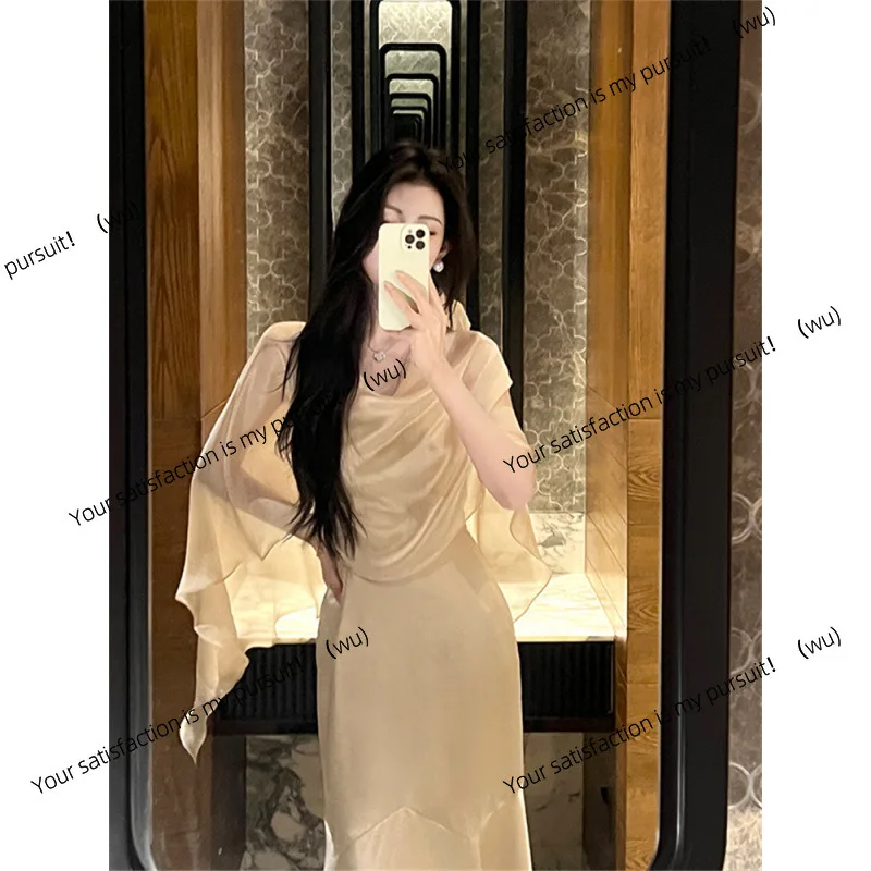 ชุดเสื้อผ้าผู้หญิงสไตล์หรูหราสำหรับสาวที่มาจากครอบครัวที่มีฐานะดี ประกอบด้วยเสื้อทรงแปลกตาแบบสตรีทแฟชั่น พร้อมกระโปรงทรงเอแบบสายเดี่ยวสุดหรู ชุดใหม่ทันสมัยแบบสองชิ้น