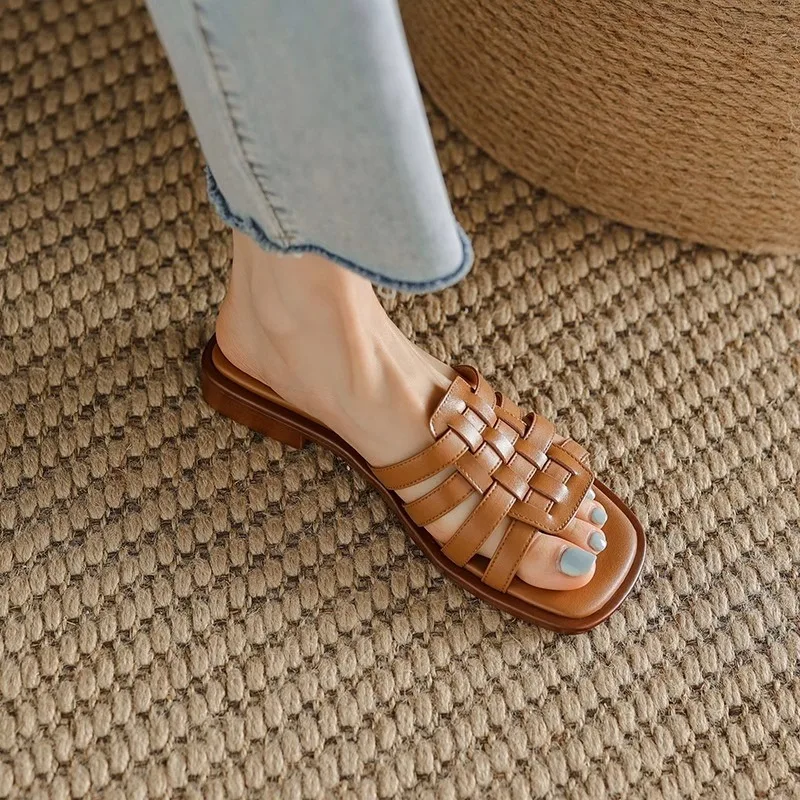 أحذية نسائية للبيع 2024 شباشب نسائية خارجية بمقدمة مربعة متينة مفتوحة من الأمام وكعب مربع شباشب شاطئ صيفية مجوفة للنساء