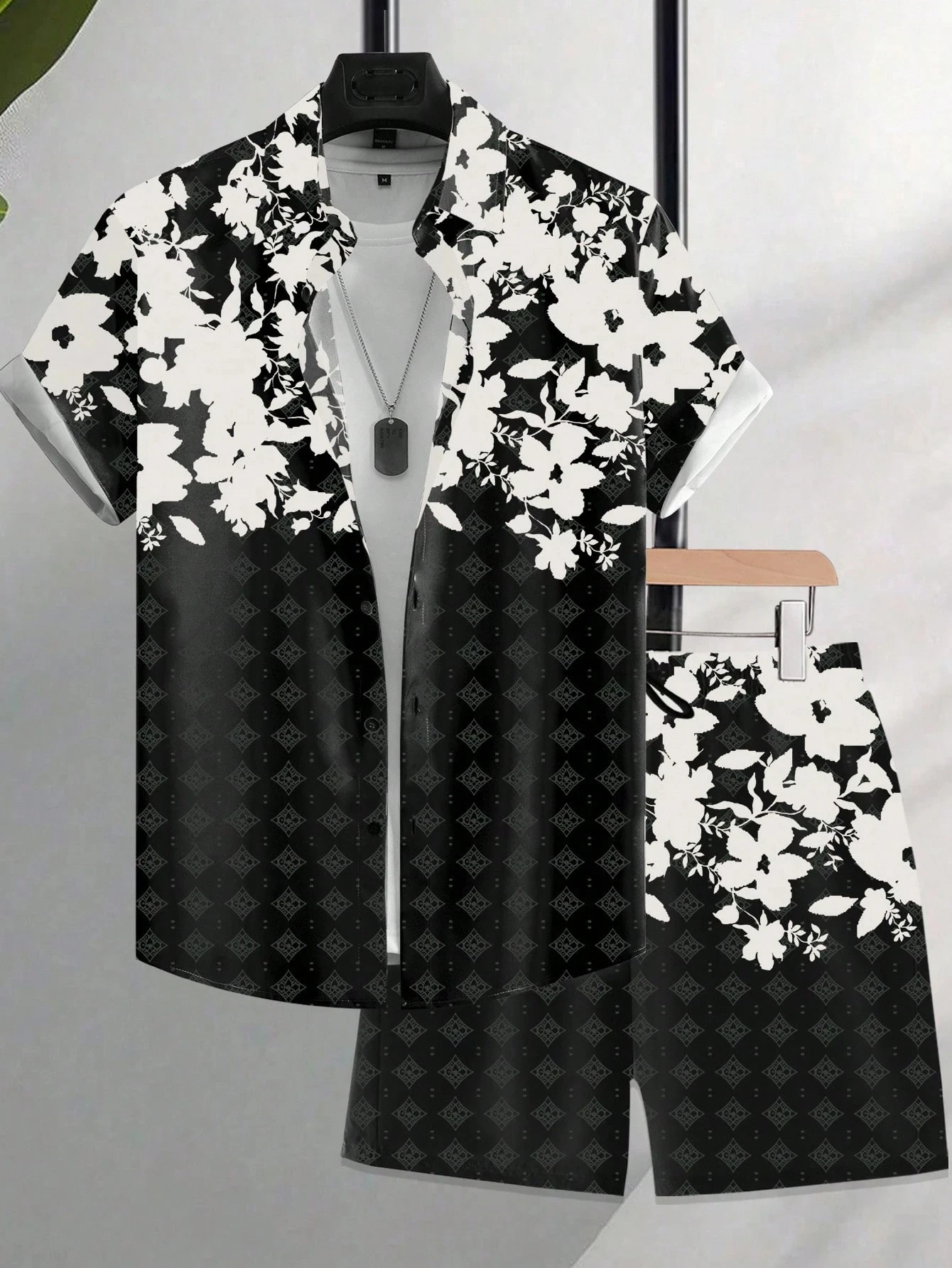 

Рубашка с короткими рукавами и шортами с цветочным принтом на пуговицах спереди и карманами. Рубашка большого размера. Рубашка в клетку. Мужская одежда. Мужские шорты. Футболки.