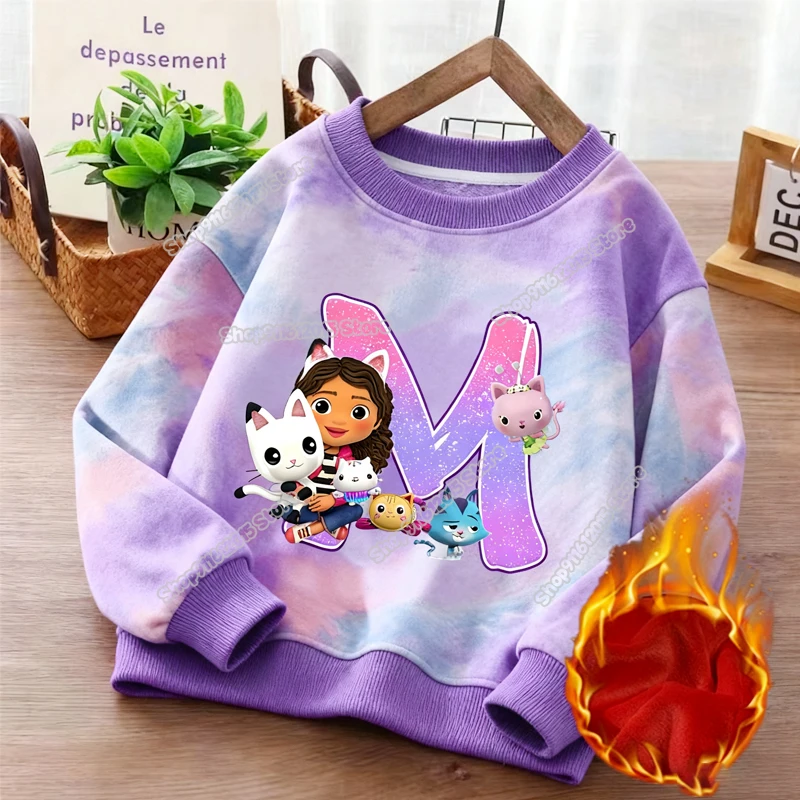 เสื้อสเวตเชิ้ตเด็กผู้หญิงลายไท-ได ตัวอักษร A-Z ของ Gabbys Dollhouse สำหรับฤดูใบไม้ร่วงและฤดูหนาว สีม่วง เสื้อคลุมเด็ก เสื้อผ้าเด็กแนวสปอร์ต
