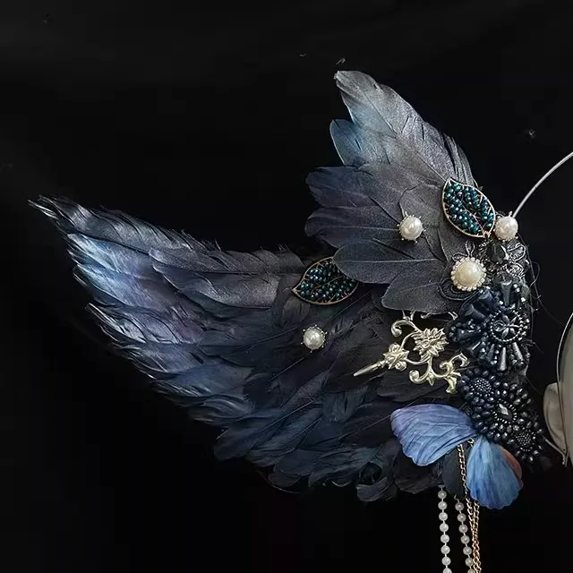 Engelsfederflügel, übertriebener Kopfschmuck, farbiger Haarschmuck, Laufsteg, Make-up, Styling, Jungfrau, Aura-Ring, Perlenleistung