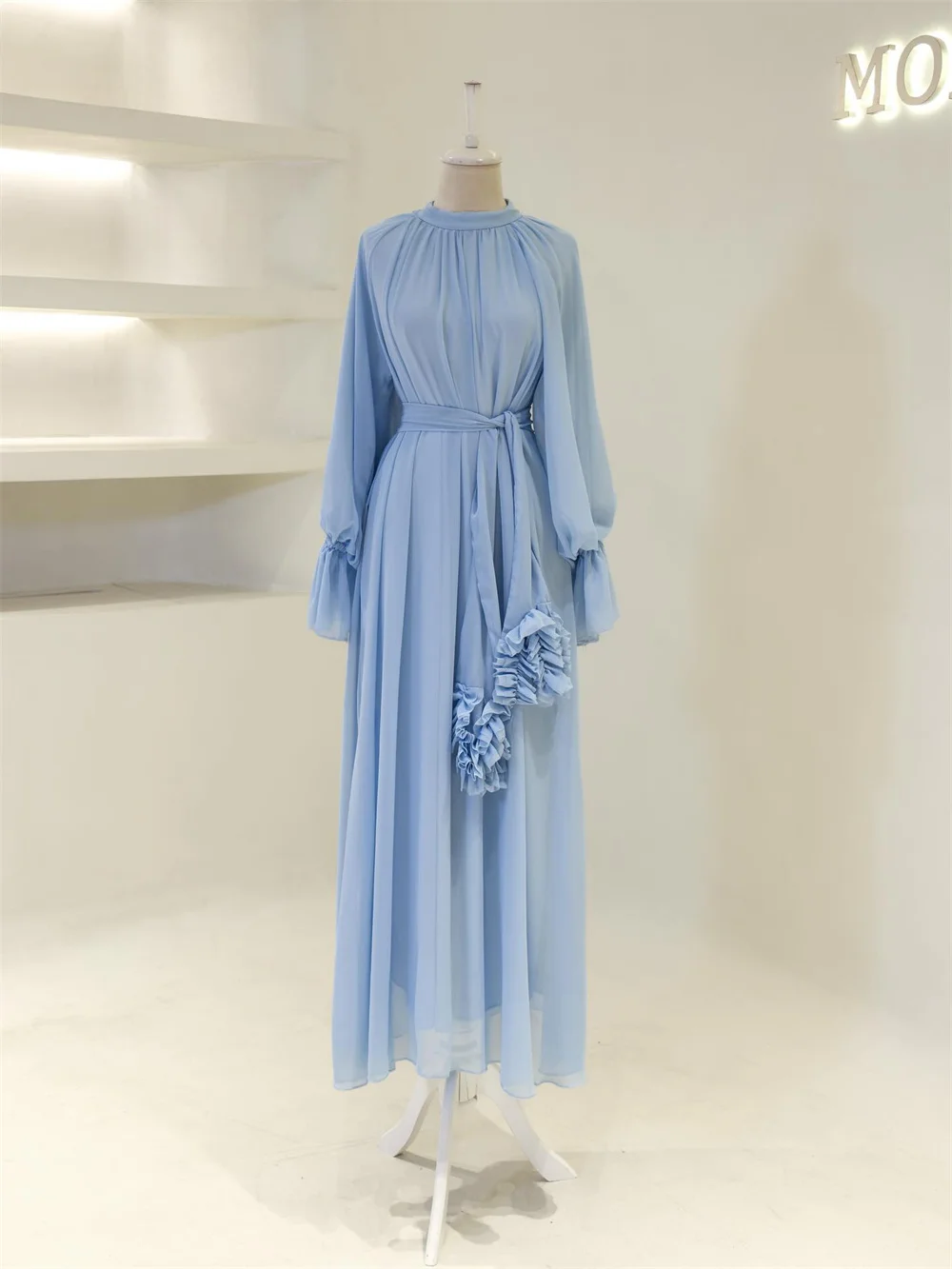 فستان سهرة مخصص من Contessa فستان حفلة موسيقية أنيق رومانسي من الشيفون ثوب رسمي برقبة عالية وأكمام طويلة بحزام مع تفاصيل كشكش