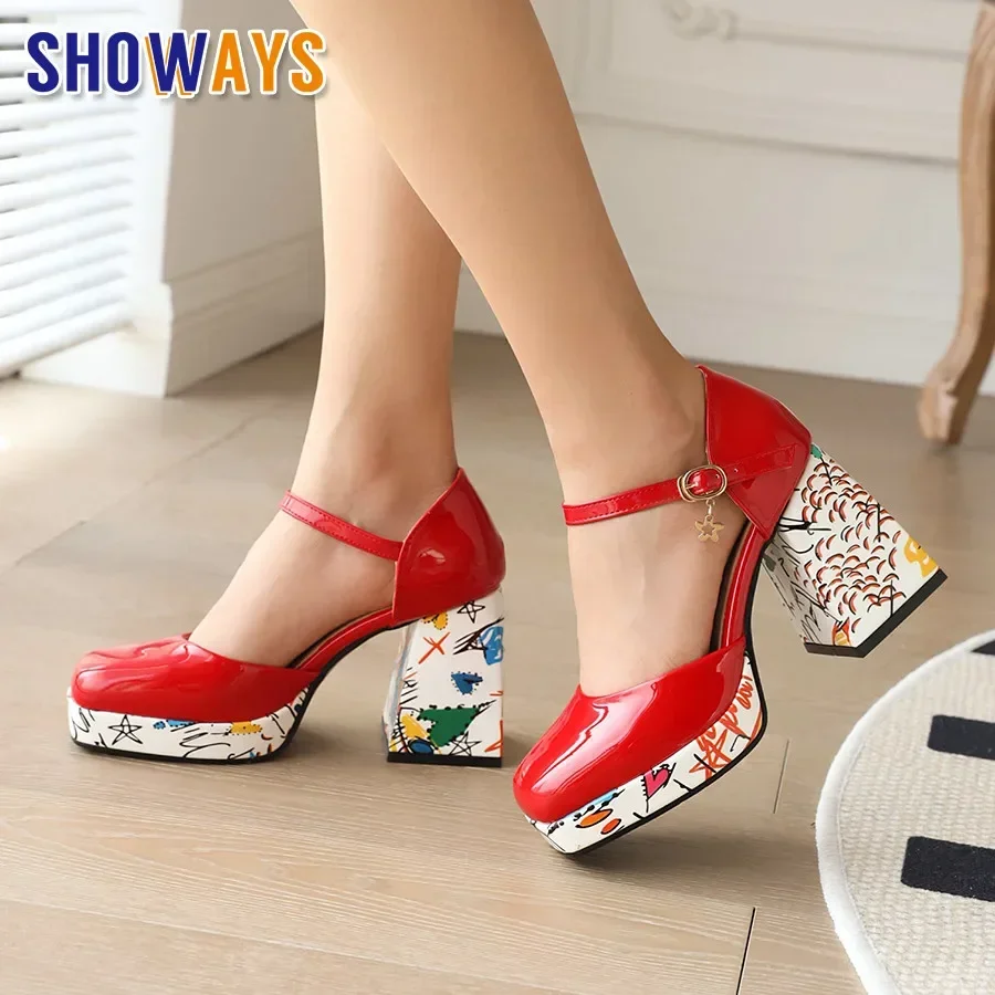 

Luxury Women's High Print Block Heels Platform Sandals Red Blue Black Patent Leather Party Club Ladies Square Toe Designer Shoes
