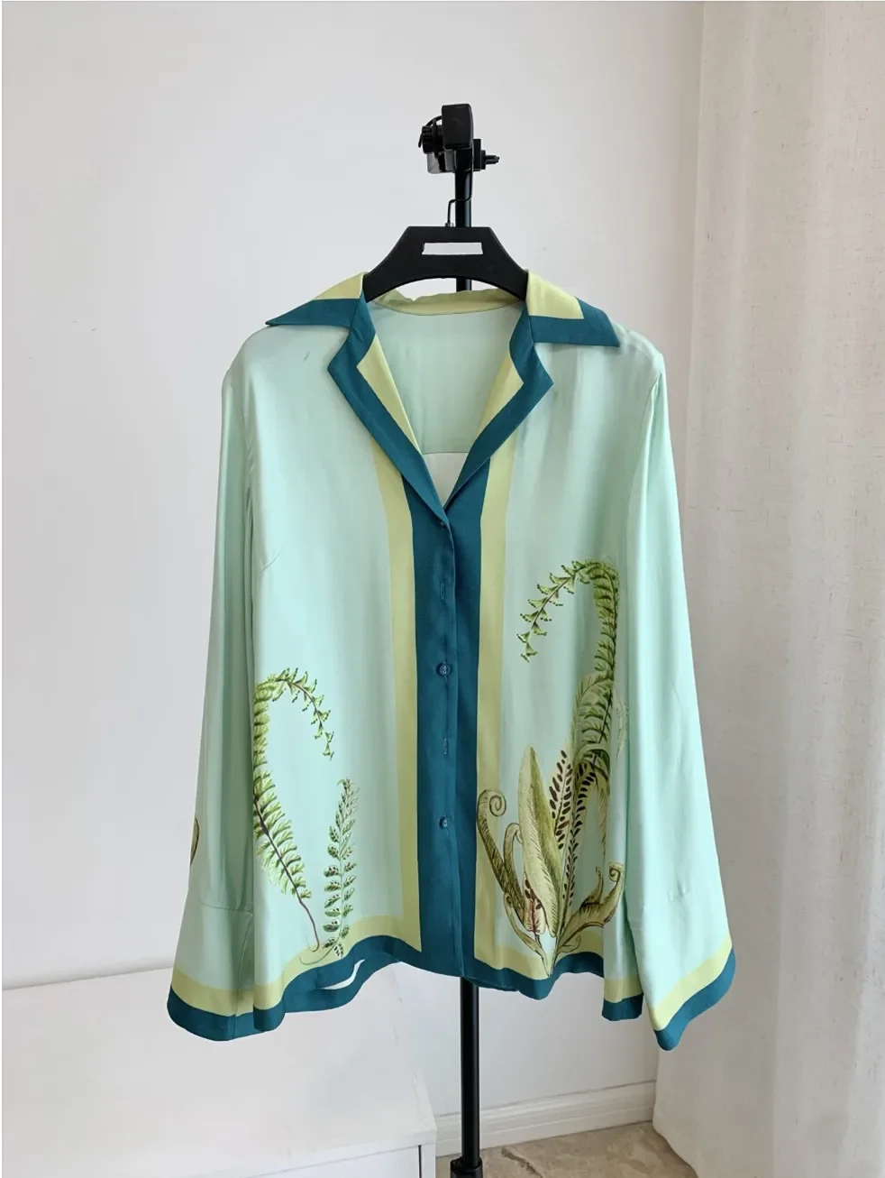 بلوزة نسائية ذات ياقة مدببة ومطبوعة بالزهور وأكمام كاملة أو سراويل طويلة عالية الخصر