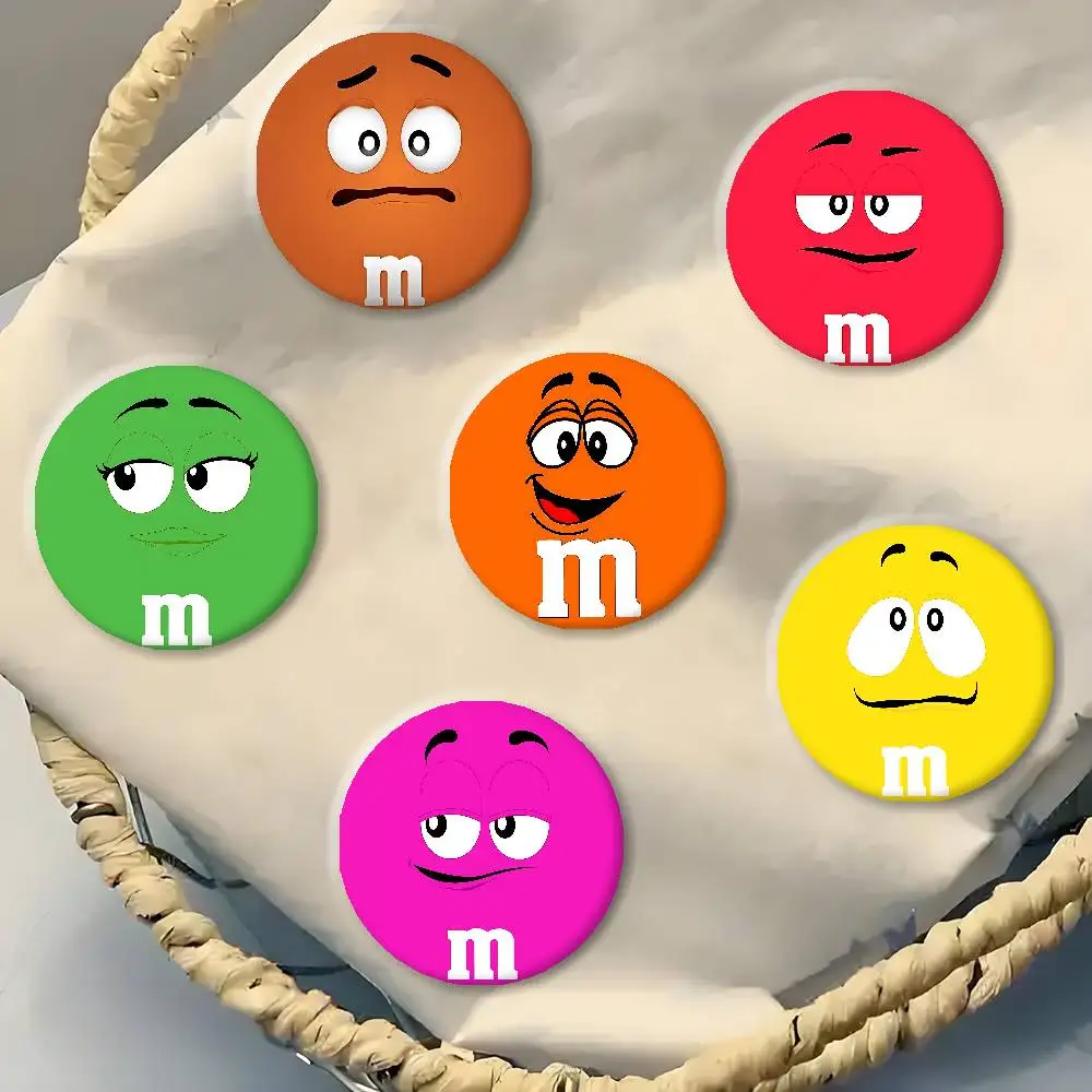 Insignias M-Ms C-chocolates, insignia periférica, alfileres de solapa, broche redondo de hojalata para bolso de hombro, accesorios, regalos de recuerdo