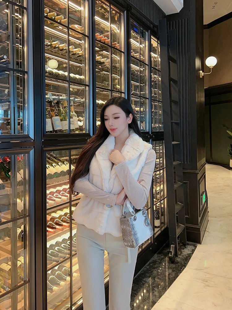 

Ele Wang Jiujiu Women's Fur Vest Asymmetrical Hem Svel High Collar Waist-Cinching Faionable Autumn Winter Top