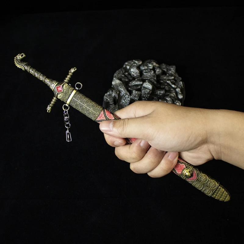 Nuovo 30 centimetri Gioco Figura Periferiche Puntelli Artigianato In Metallo Modello con Spada Guaina Desktop Decorare Ornamenti Ragazzi Regali Di Compleanno Giocattoli