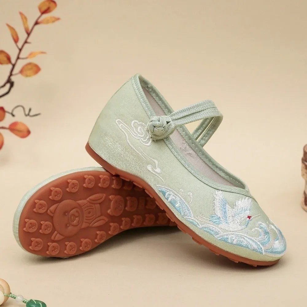 

Chinese Style Girls' Dancing Shoes Soft Sole Non-slip Embroidered Cloth Shoes Professional Wear Resistant Ballet Shoes for Girl