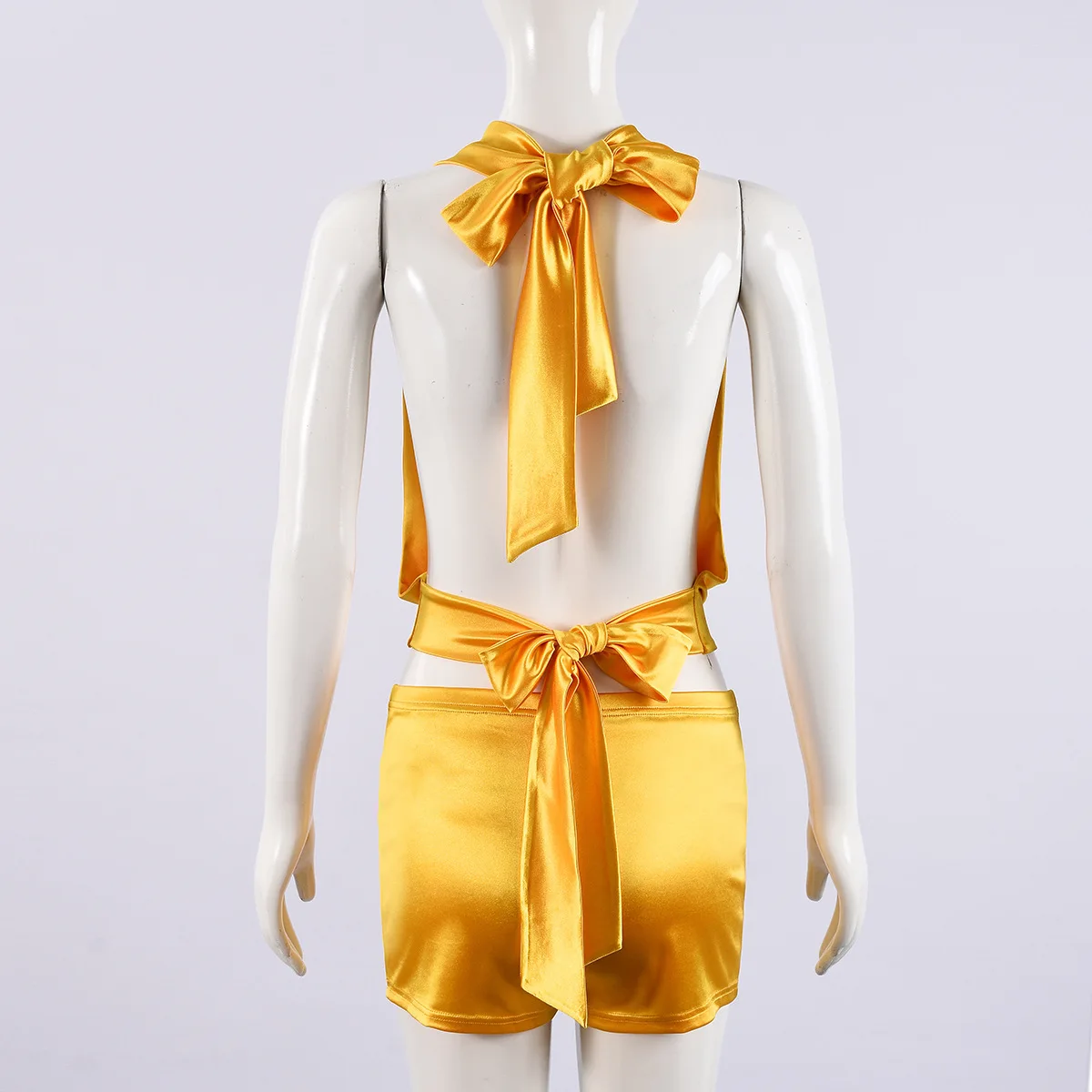 

Женские летние наряды с укороченным топом без рукавов и мини-шортами. Удобные короткие комплекты из двух предметов. Повседневная одежда для пляжной вечеринки.