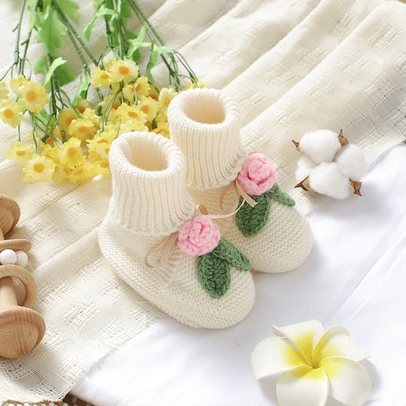 Zapatos de punto sin cordones para bebé, calzado de cama sólido hecho a mano, botas con lazo Floral, calcetines cálidos para niñas recién nacidas de 0 a 18M