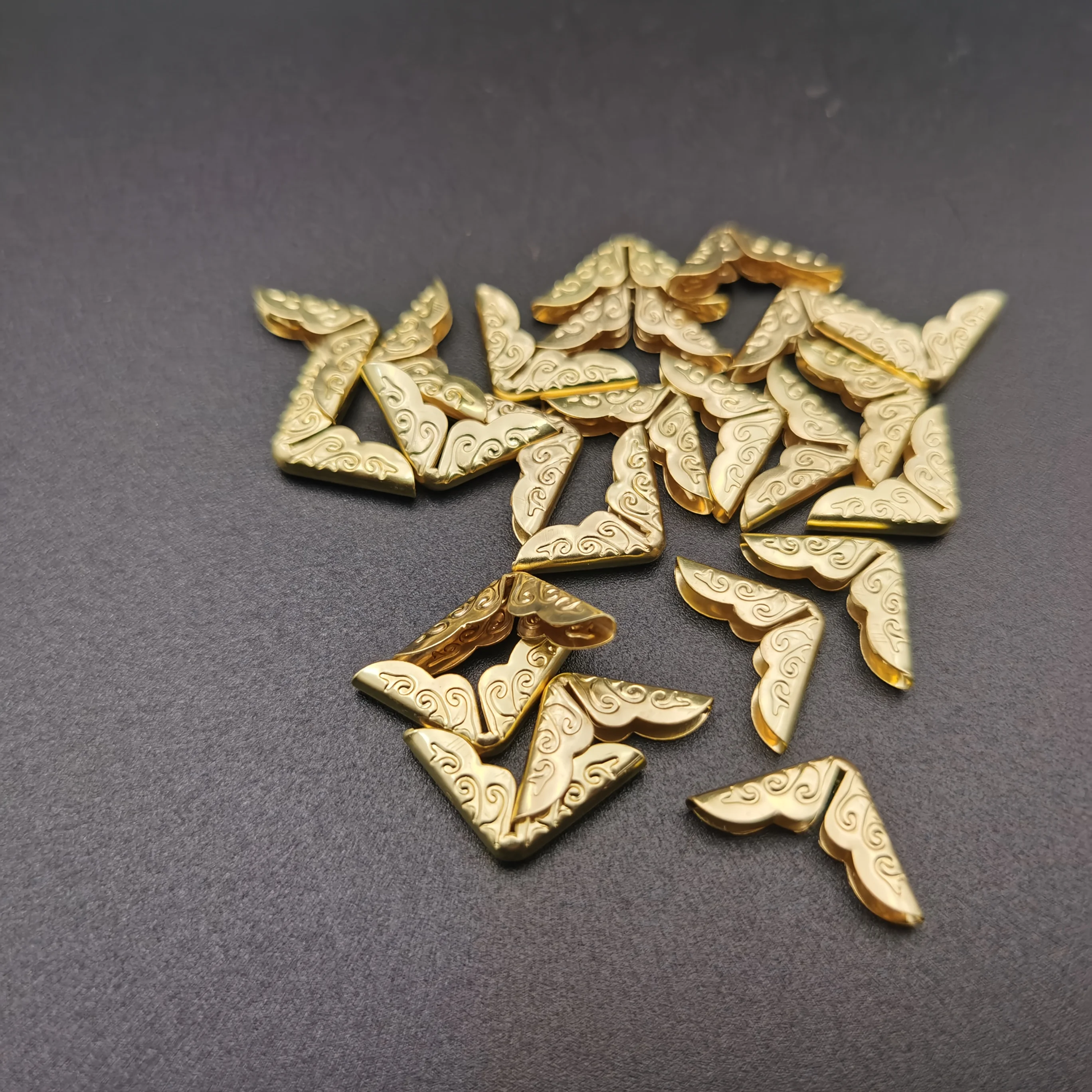 24 Stück Retro-Dreieck-Album-Eckenschutz aus Metall – bronzefarbene Kantenschutz für Scrapbooking, Menüs, Notizbücher – langlebiges Buch