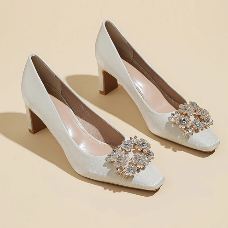 2025 Simple, Fashionable, and Elegant Spring/summer New Pointed Temperament Versatile Rhinestone Single Shoes Womens Shoes