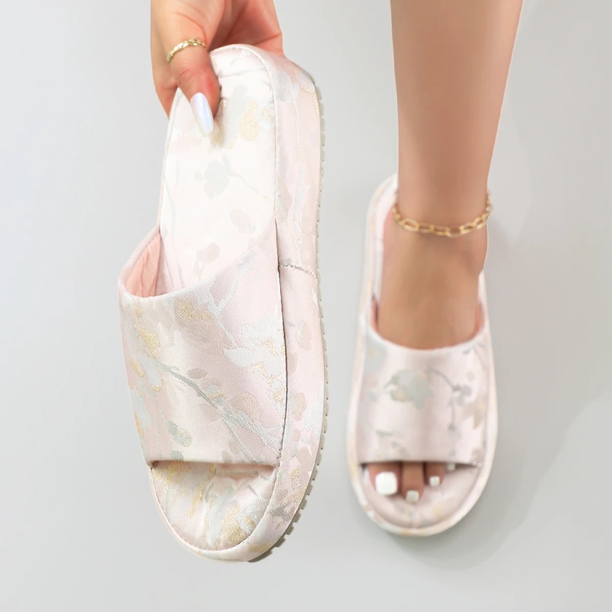 Elegant and stylish wedge-heeled Chinese-style embroidered satin open-toe non-slip women's home slippers for outdoor wear