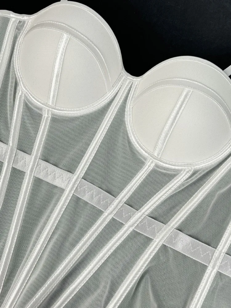 เสื้อครอปแฟชั่นฤดูร้อนปี 2026 แบบรัดรูป ผ้าตาข่ายบางเบา สไตล์อเมริกันย้อนยุค เปิดหลัง เซ็กซี่ เหมาะสำหรับใส่ไปชายหาด