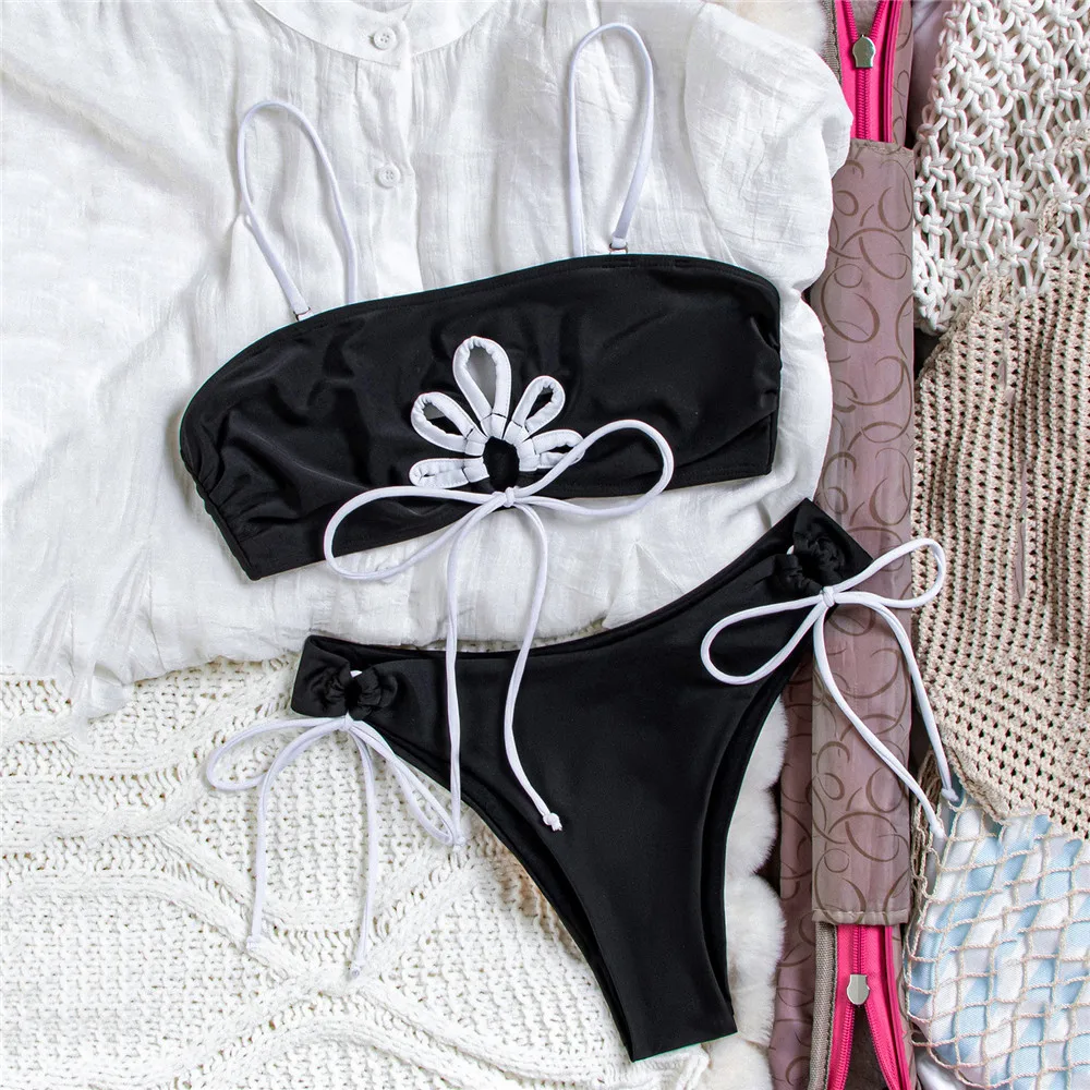 أطقم بيكيني باللون الأسود والأبيض المتباين مع سلسلة برباط علوي ملابس سباحة مثيرة للنساء 2025 ملابس سباحة للسيدات مفرغة