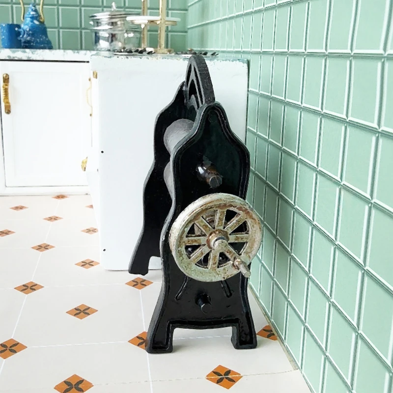 1Pc Poppenhuis Miniatuur Zwarte Handbediende Meelmolen 1:12 Mini Simulatie Poppenhuis Keuken Model Decor Speelgoed Accessoires