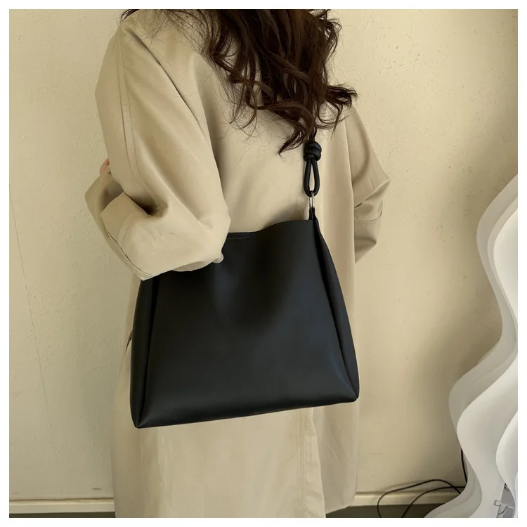 Koreanische Version der Pendler-Tasche mit großer Kapazität für Damen, Leder-Umhängetasche für Frauen, einfarbige Tragetaschen – Detail 17