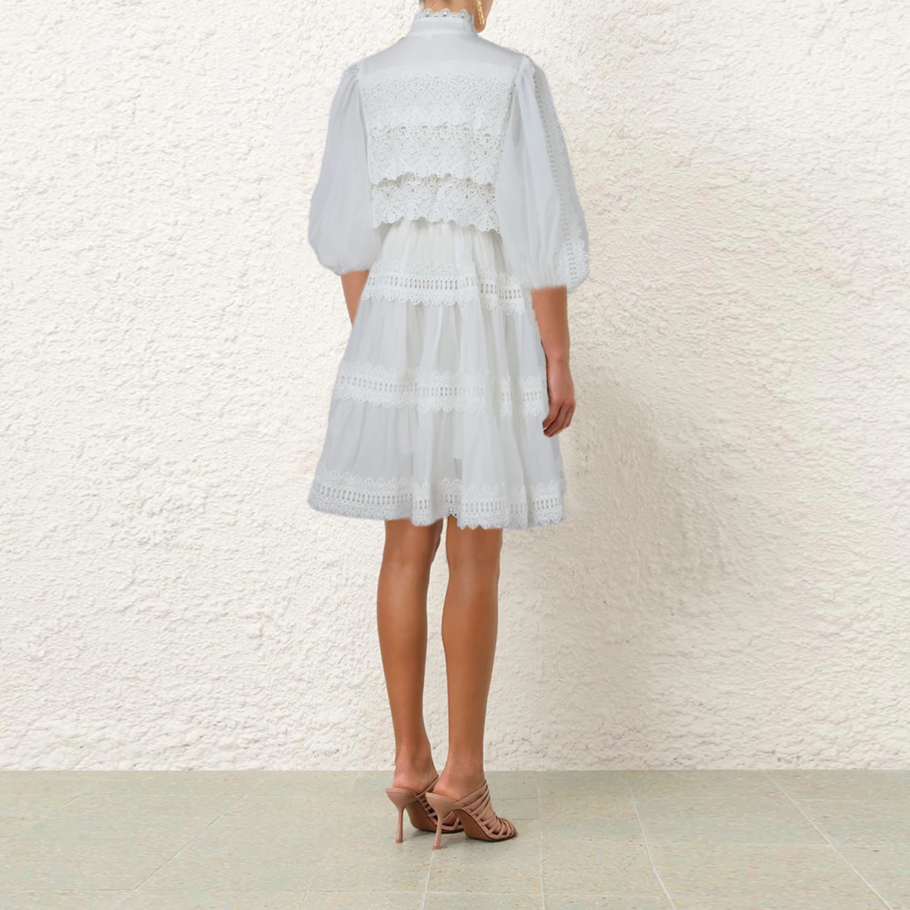 Vestido Midi Estilo Solto com Camadas e Renda em Cor Pura Artística Retro Europeia com Mangas Sino e Gola Alta