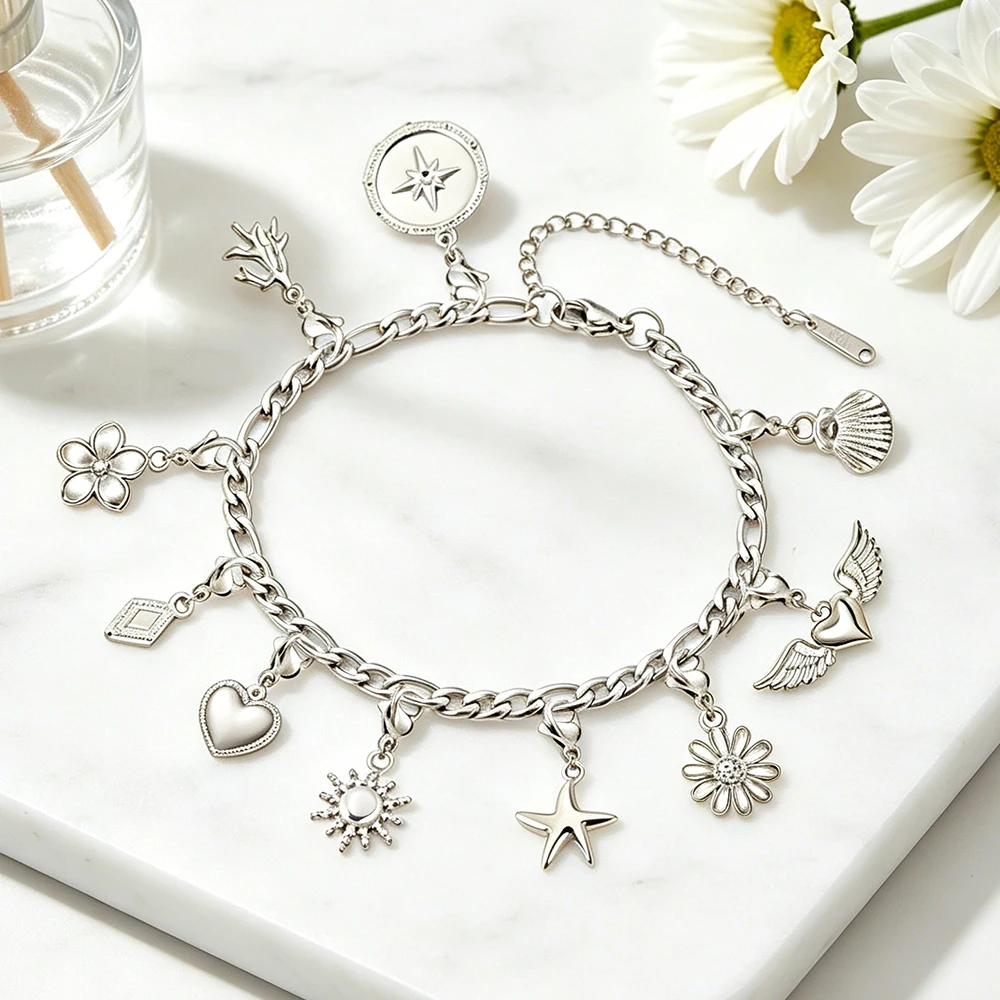 Mini-Anhänger mit Karabinerverschluss aus Edelstahl in Goldfarbe, DIY-Anhänger für Figaroketten-Armbänder, Damen-Schmuck mit Blumen-, Herz- und Sonnenmotiven – Detail 3