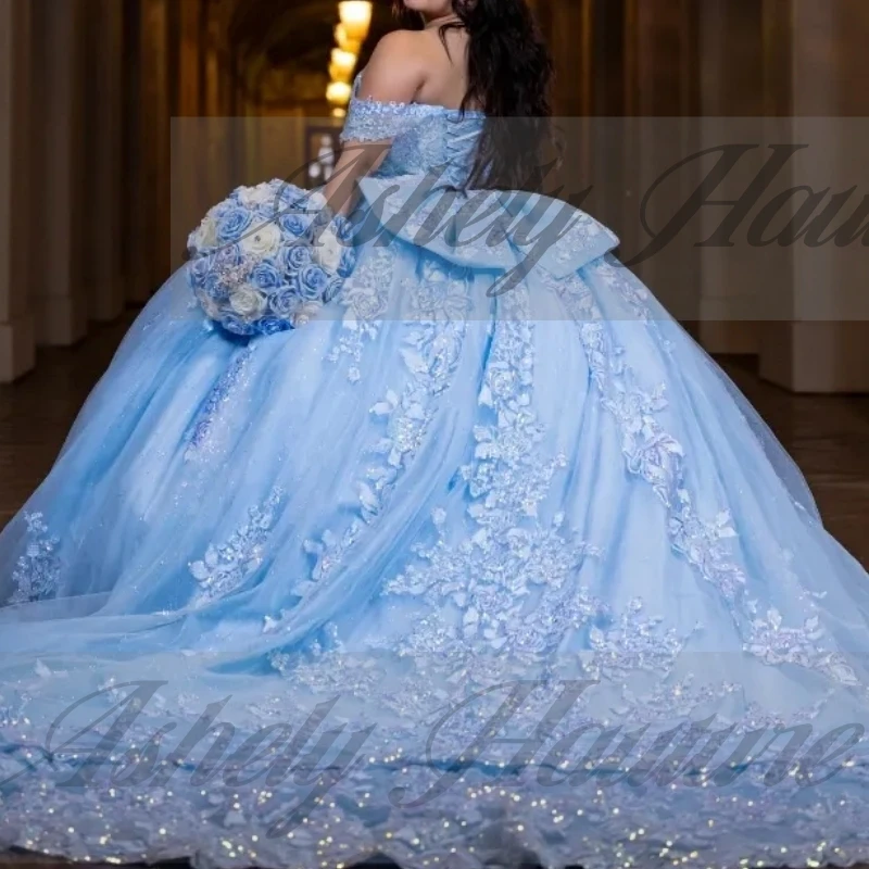 Maßgeschneidertes luxuriöses himmelblaues Quinceanera-Kleid, schulterfrei, Spitze, Applikation, Schleife, Sweep-Zug, Damen-Abschlussball-Partykleid, süßes Mädchen 15/16