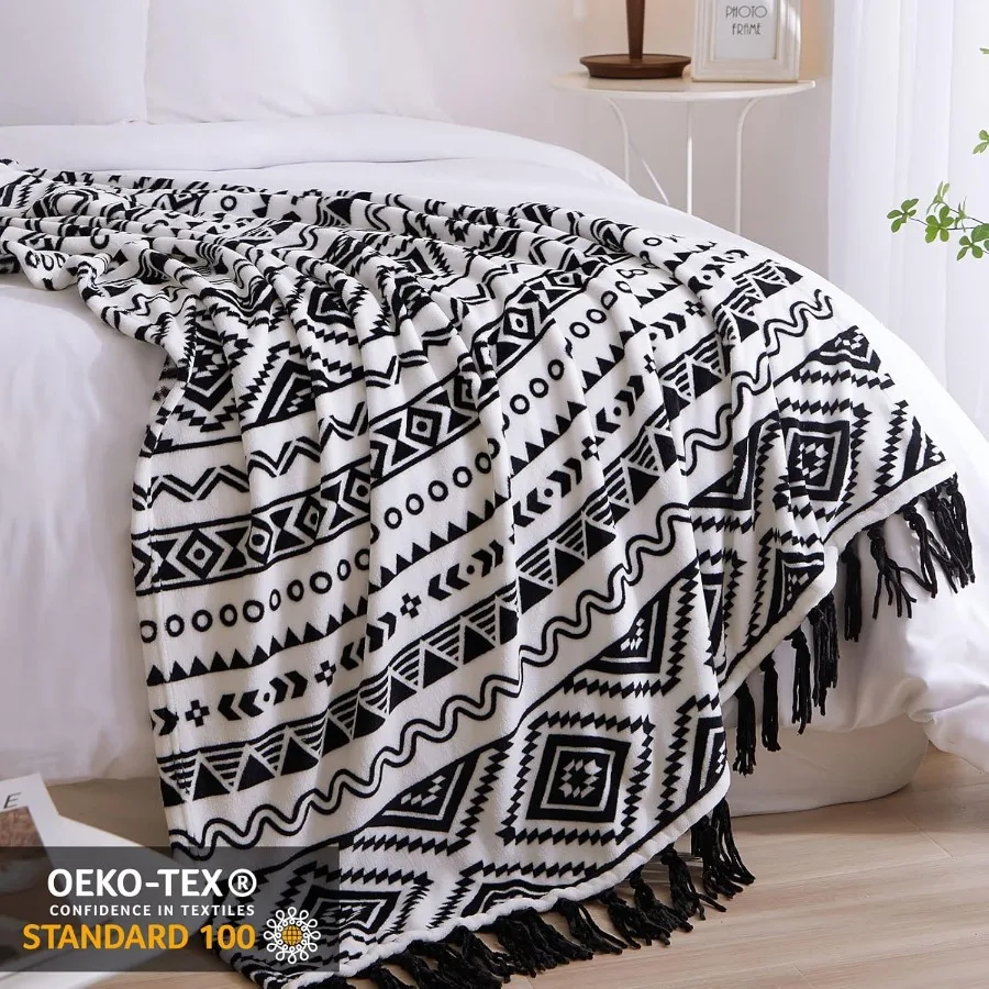 Boho-Überwurfdecke mit Quaste, bedrucktem Flanell für Stuhl, Bett, Sofa und Couch, schwarz-weiße dekorative Decke in der Größe 50 x 60