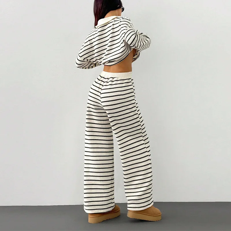Herbst/Winter 2025, gestreifte Langarm-Pullover-Bluse, weite Hose, Damenanzug