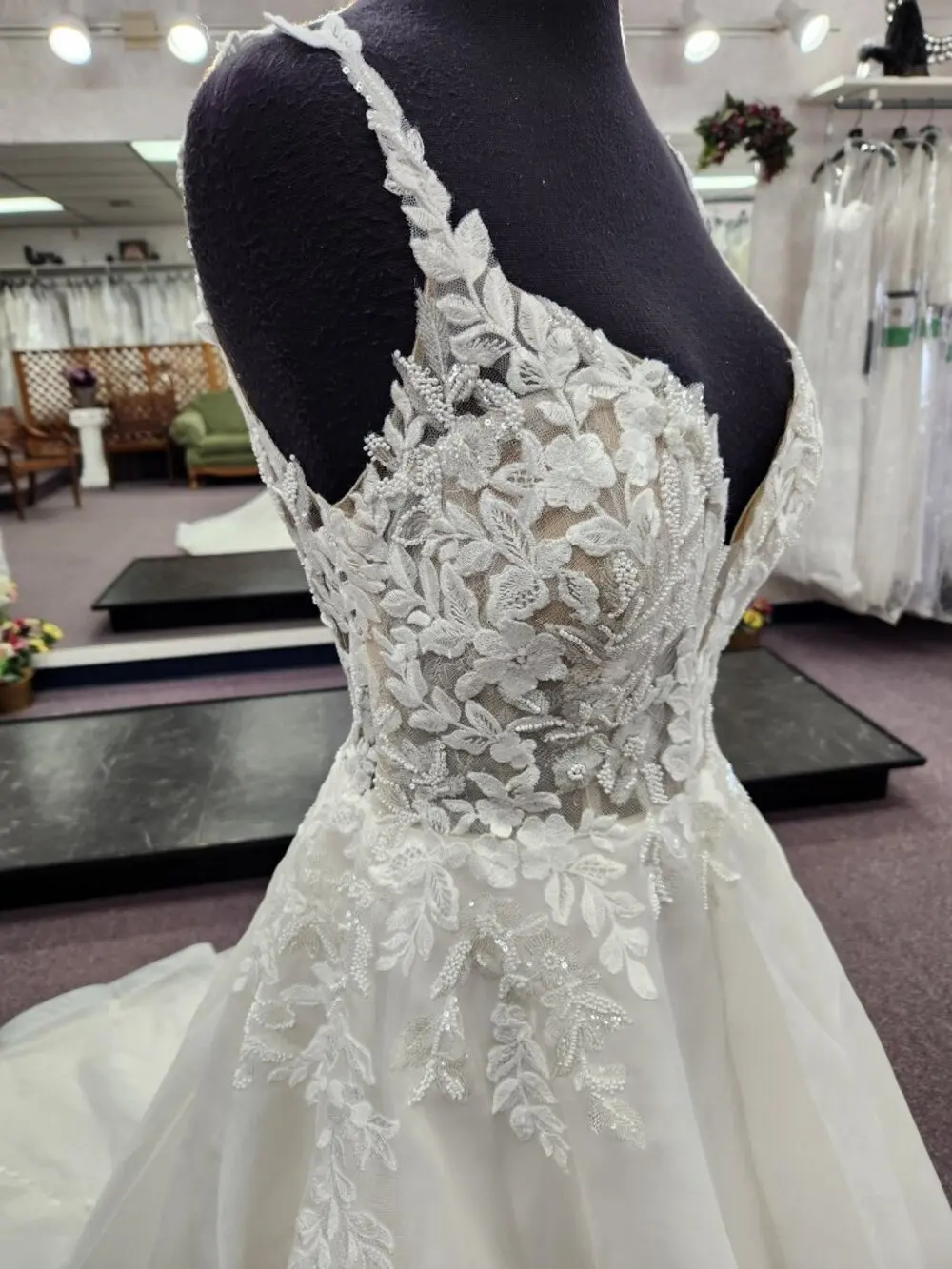 Lakshmigown A-Linien-Brautkleid aus Organza mit Spaghettiträgern, floraler Spitze und Perlenbesatz, tiefem V-Ausschnitt am Rücken und Schleppe, nach Maß anfertigbar – Detail 9
