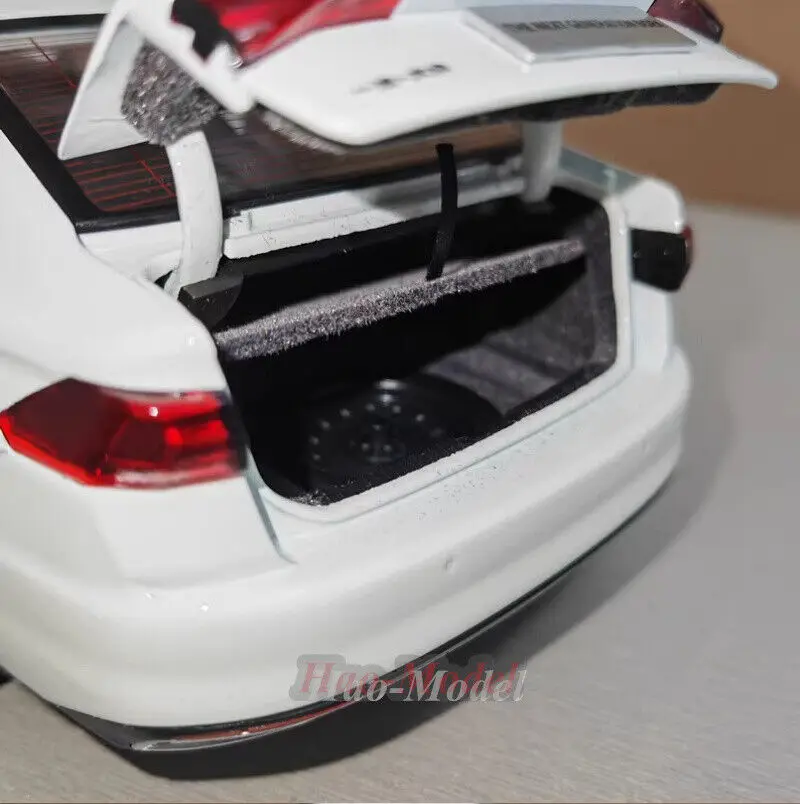 Diecast Alloy Diecast Car Model, ornamentos brancos, presentes de aniversário, Hobby Display Collection, 1:18, apto para FAW Volkswagen BORA 2019, novo