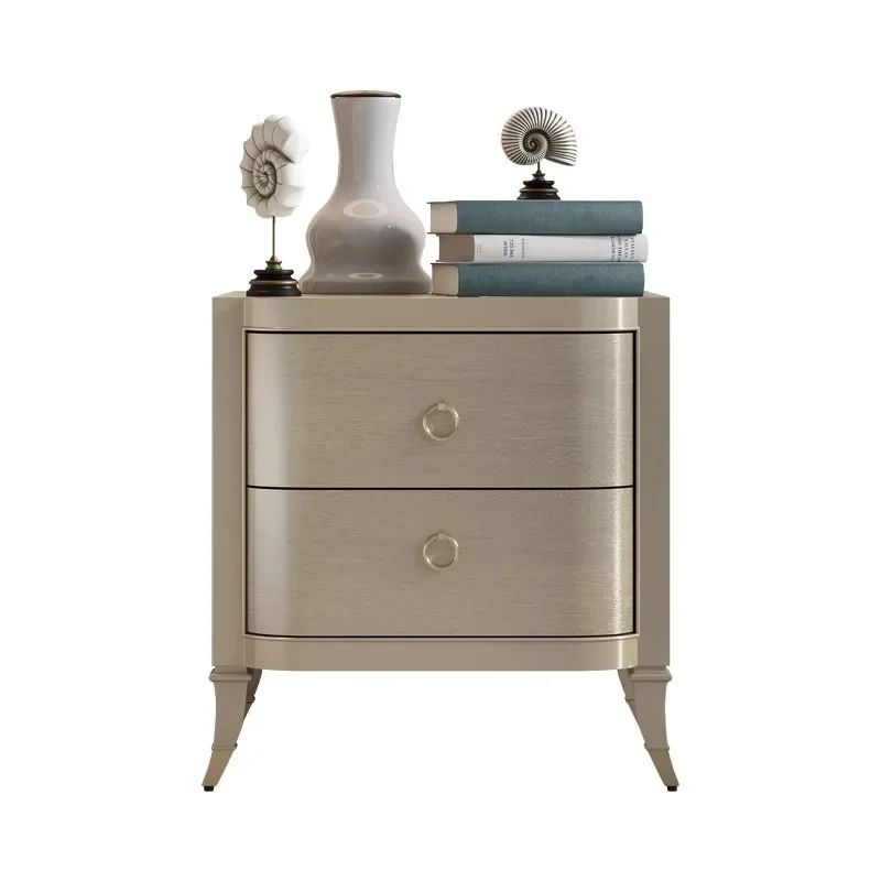 طاولة بجانب السرير، شمبانيا بسيطة وحديثة في غرفة النوم، طاولة بجانب السرير من خشب الفيل باللونين الفضي والأبيض، وخزانة تخزين