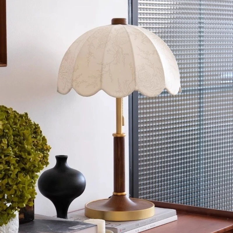 Northern Europe Retro Wooden Floor Lamps White Fabric Lampshade Study Parlor Bedroom Bedside Interior Atmosphere LED Table Light