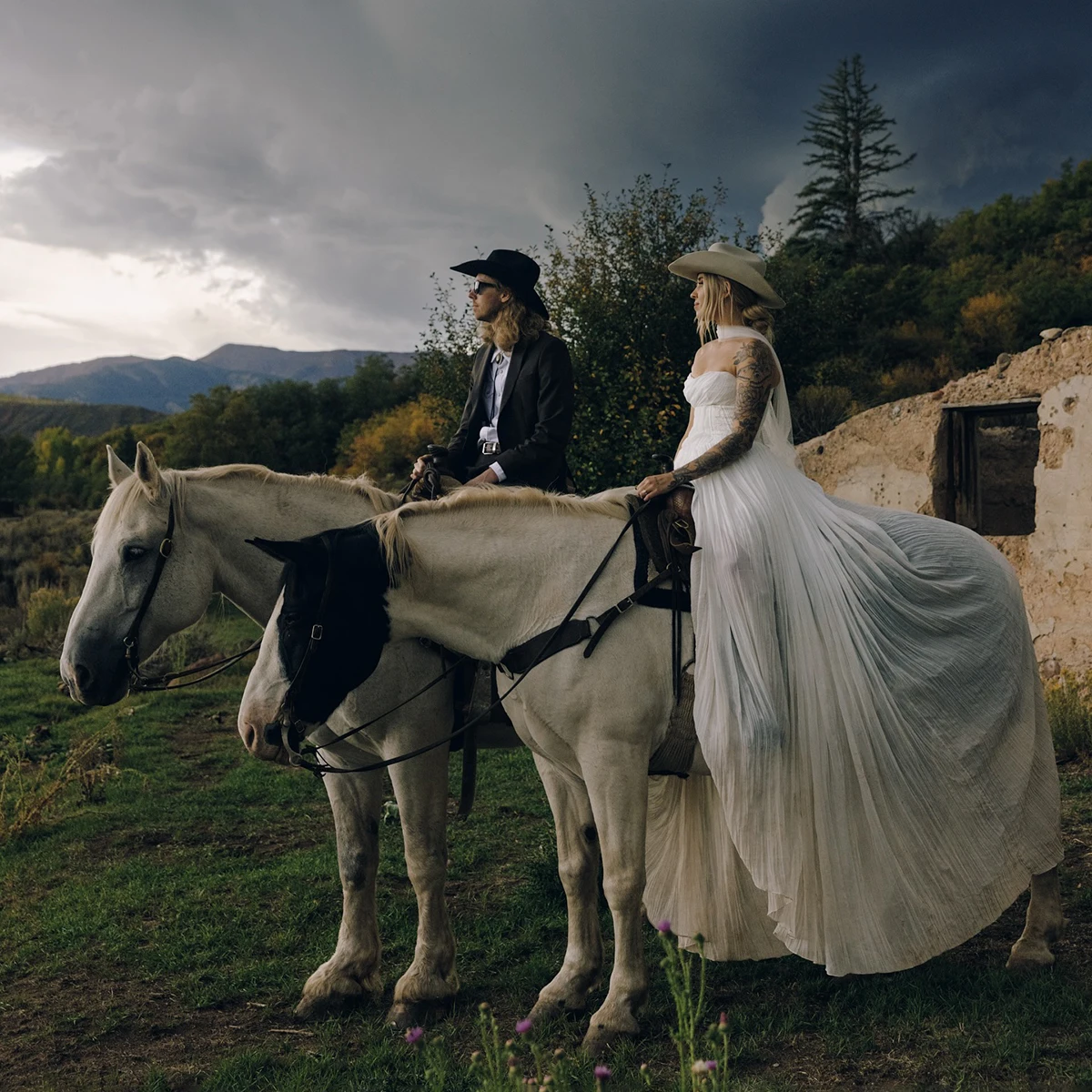 مشد بدون حمالات فستان زفاف على شكل حرف A مطوي شيفون مخصص تنورة متدفقة عاجية ناعمة طويلة مكشكشة فستان زفاف مع وشاح