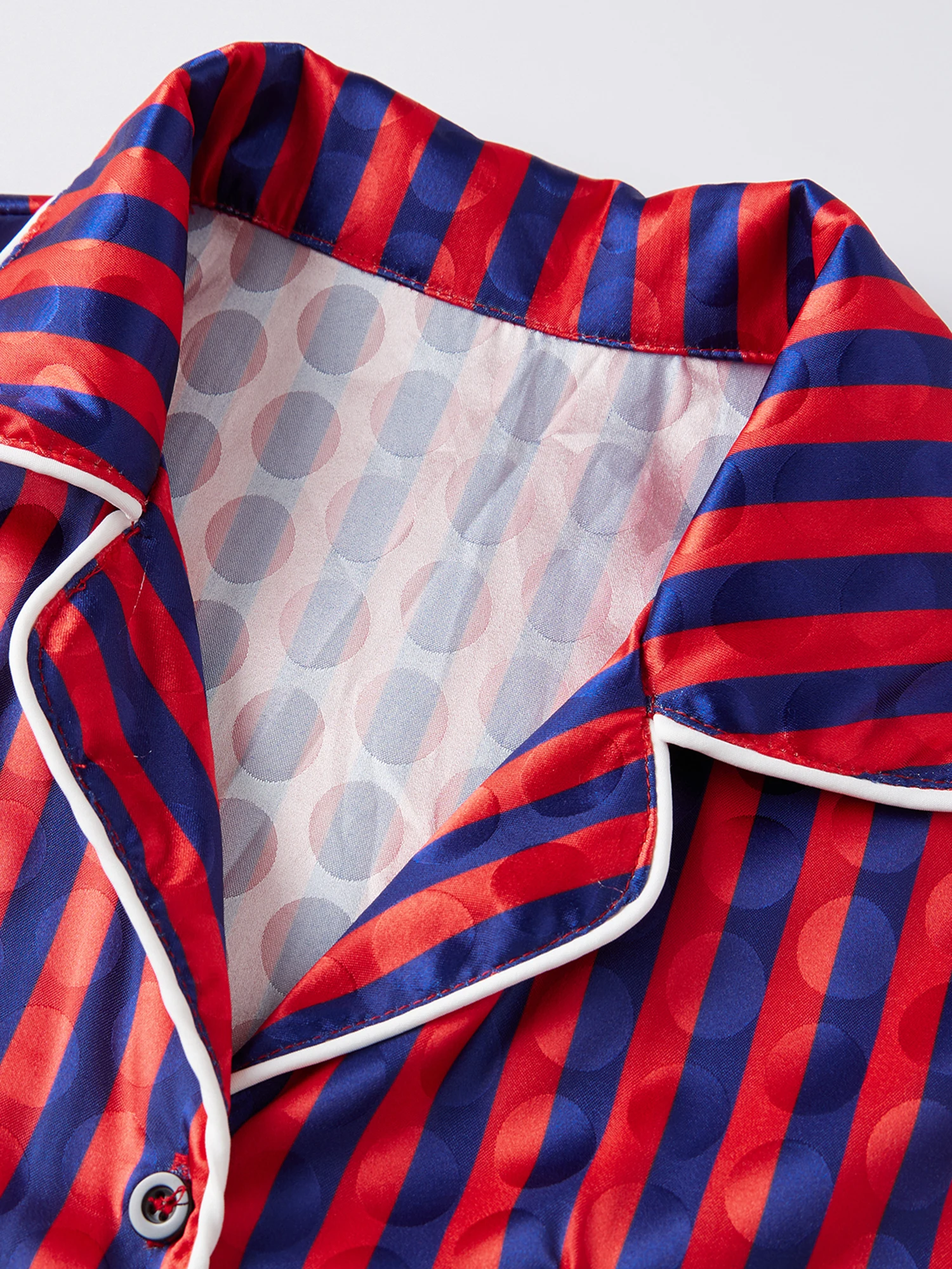 

Женский уютный пижамный комплект в полоску с непринужденным верхом на пуговицах и подходящими брюками для осенней одежды для дома — комплект из 2 предметов с V-образным вырезом