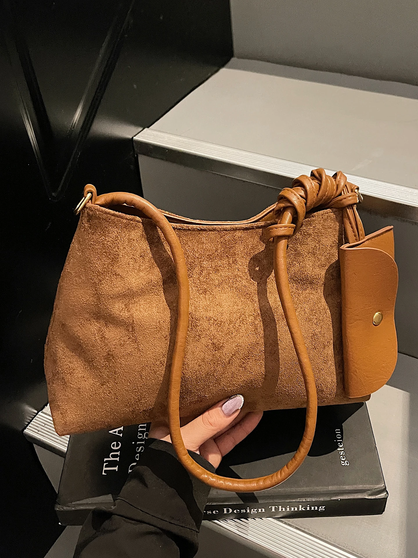 

Винтажная сумка-тоут из искусственной замши, женская осенняя новая корейская стильная сумка на одно плечо, модная однотонная сумка на молнии под мышками