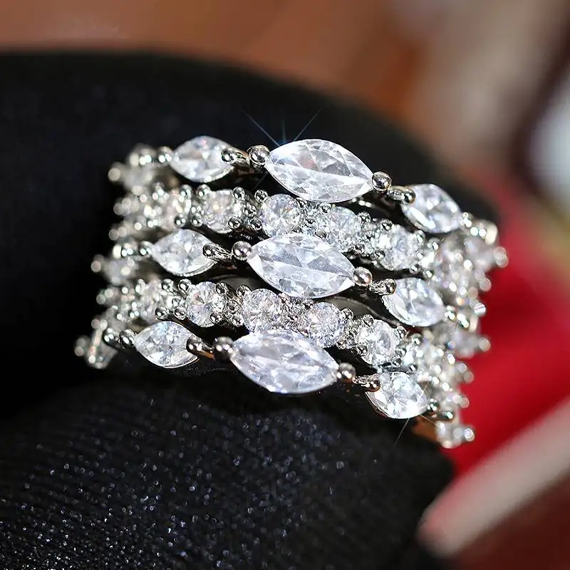 Huitan Luxus-Ring für Damen, voll funkelnder Zirkonia, bezaubernd, für Hochzeit, Party, Modeaccessoires, Verlobung, eleganter Schmuck