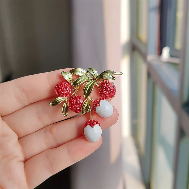 Süße Emaille Strass Lychee Brosche Für Männer Frauen Kreative Nette Obst Pflanze Brosche Kleidung Kleid Büro Anzug Zubehör Geschenk