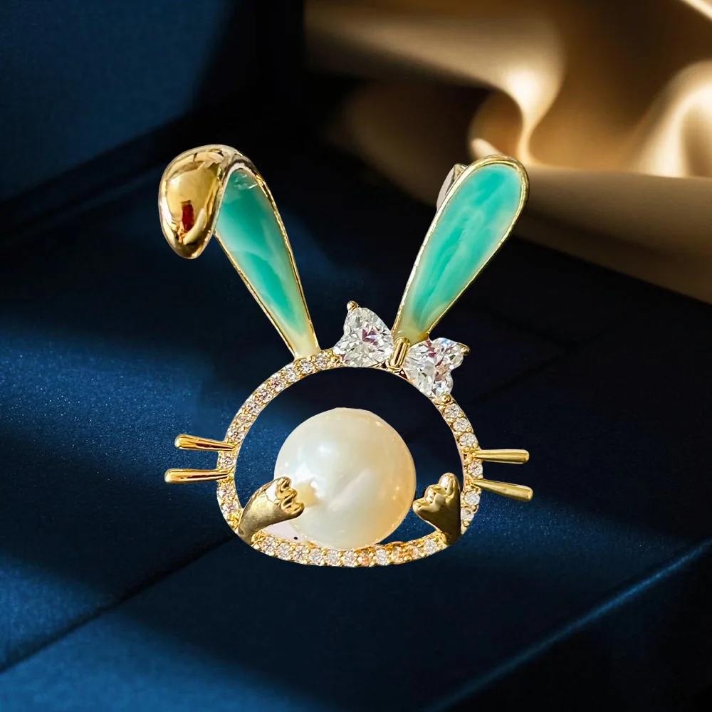

High-end Fascinating Hand-painted Enamel Cute Rabbit Brooch 9-10mm Freshwater Pearl Micro-inlaid Small Corsage Summer Accessori