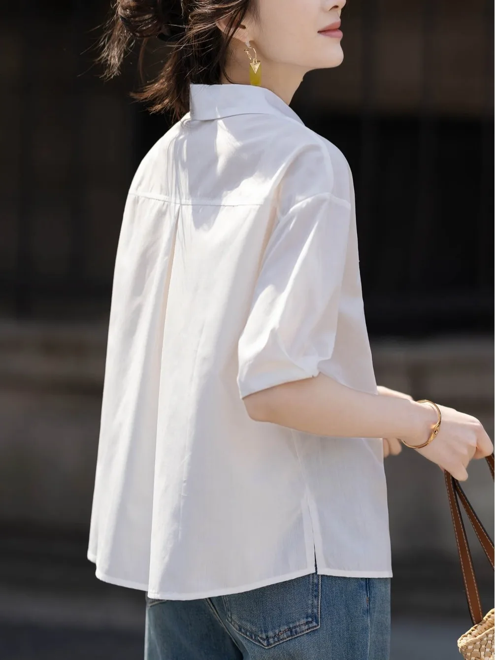 قميص نسائي أنيق مطرز بأكمام قصيرة صيفي فريد من نوعه جميل فضفاض قميص أبيض عصري بياقة بولو