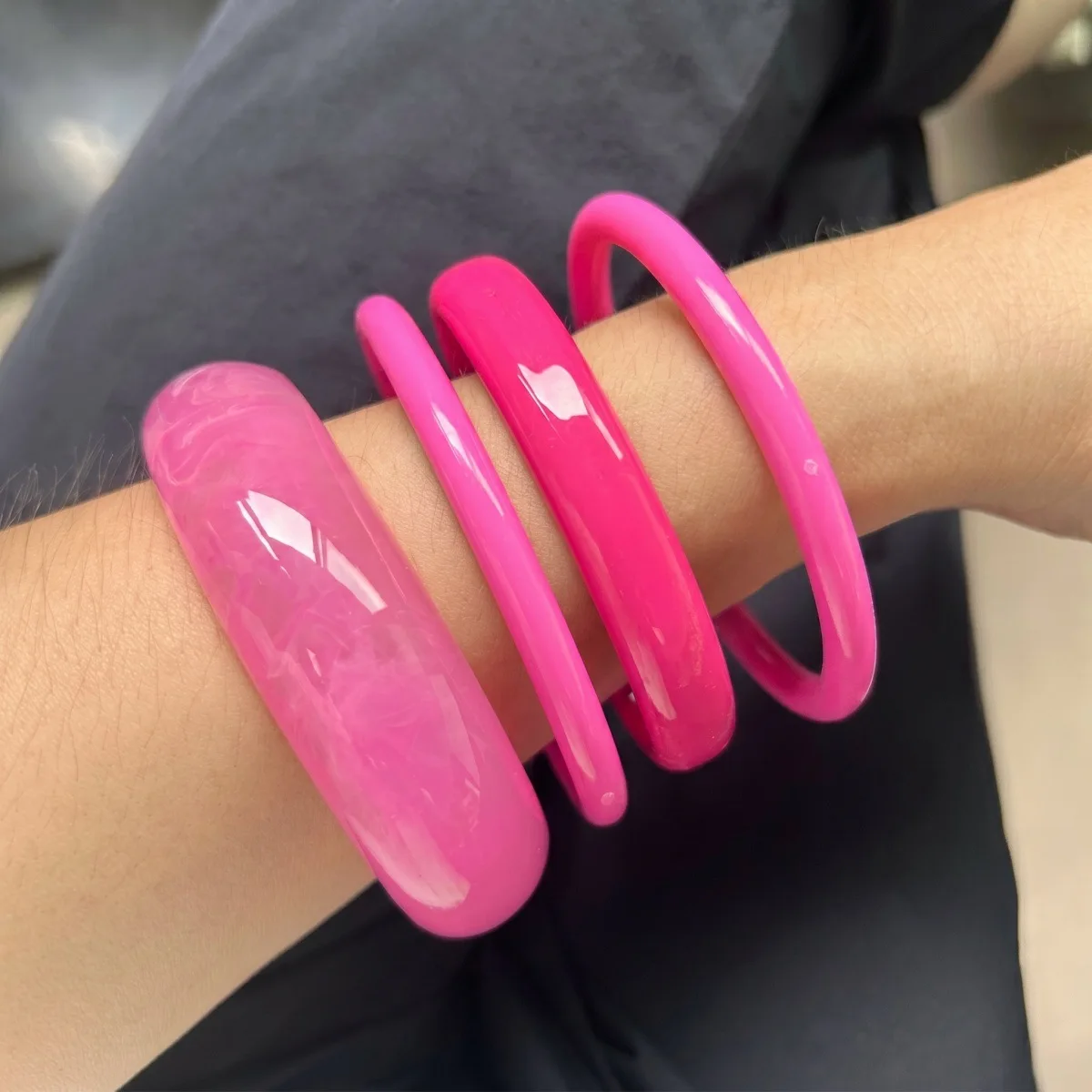KMVEXO 4Pcs/Set Vintage Rose Round Acrylic Resin Chunky Bangles Set for Women Kpop Geometric Charm Bracelets Retro Jewelry Set view 3