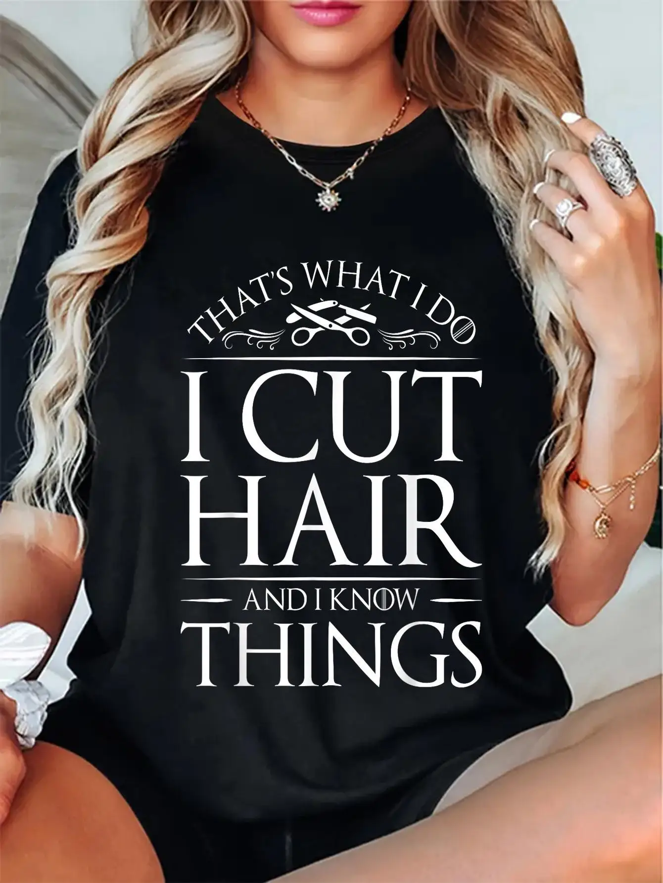 180g bedrukt T-shirt met ronde hals en korte mouwen Ik knippen van haar en weet dingen Kapper Haarstylist Kapper T-shirt