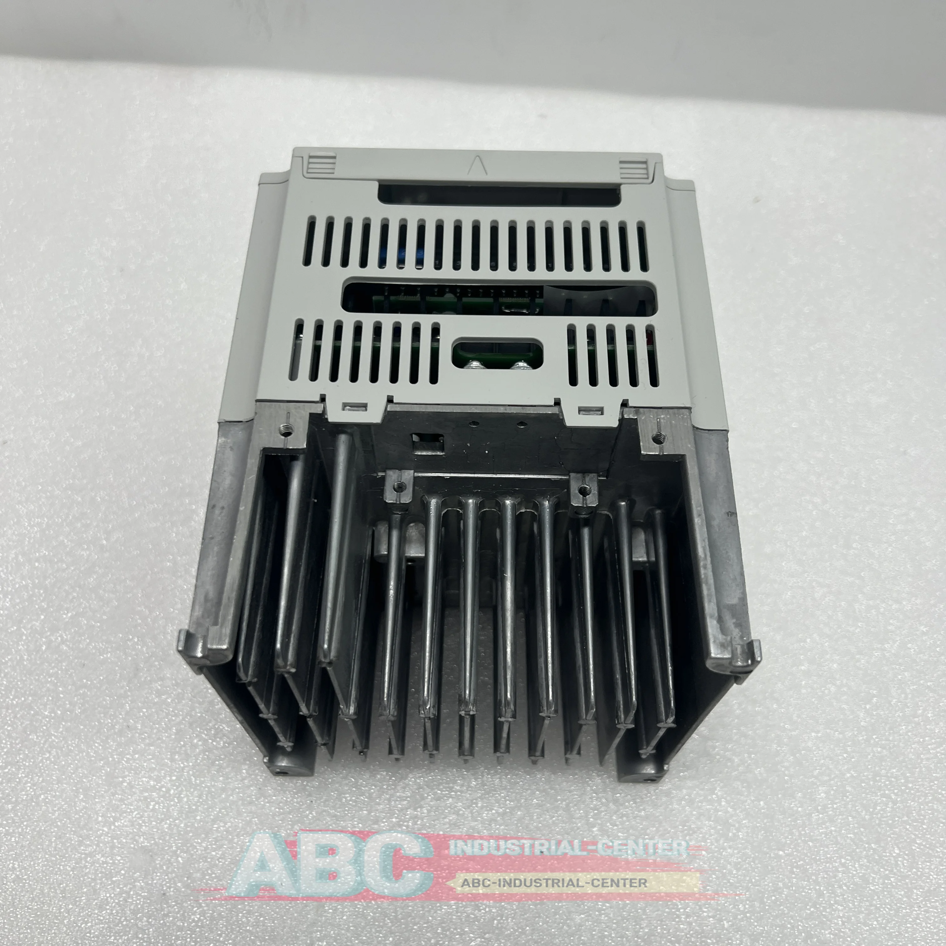 Convertidor de frecuencia 100% NUEVO SV0015IS7-4NO