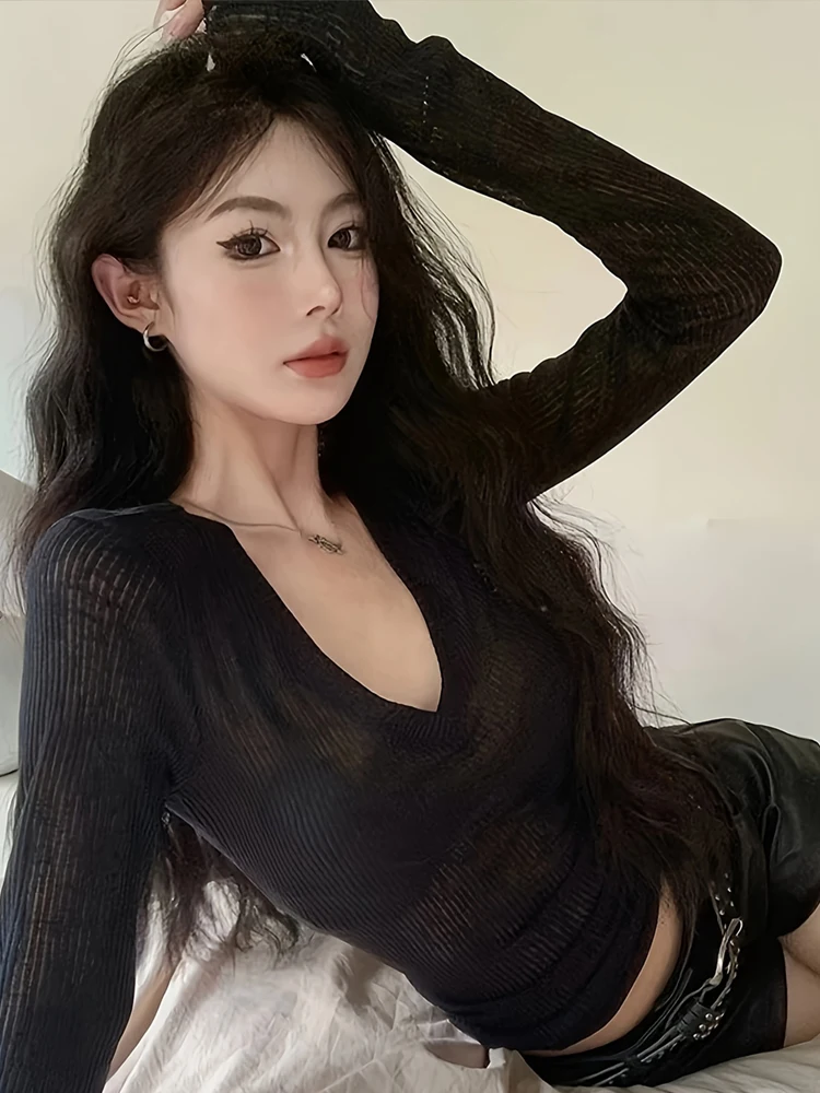 NUOMICI T-shirt a maniche lunghe grigia sexy da donna con scollo a V leggermente trasparente Slim Fit Top da donna nero Abiti popolari coreani Chic