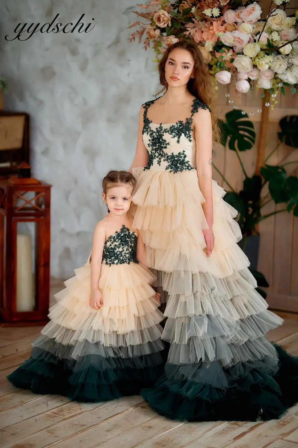 

Champagne Mother and Daughter Dresses Tulle Appliques Tiered Lace Ball Gown Spaghetti Straps Backless Party Gown Evening Dresses