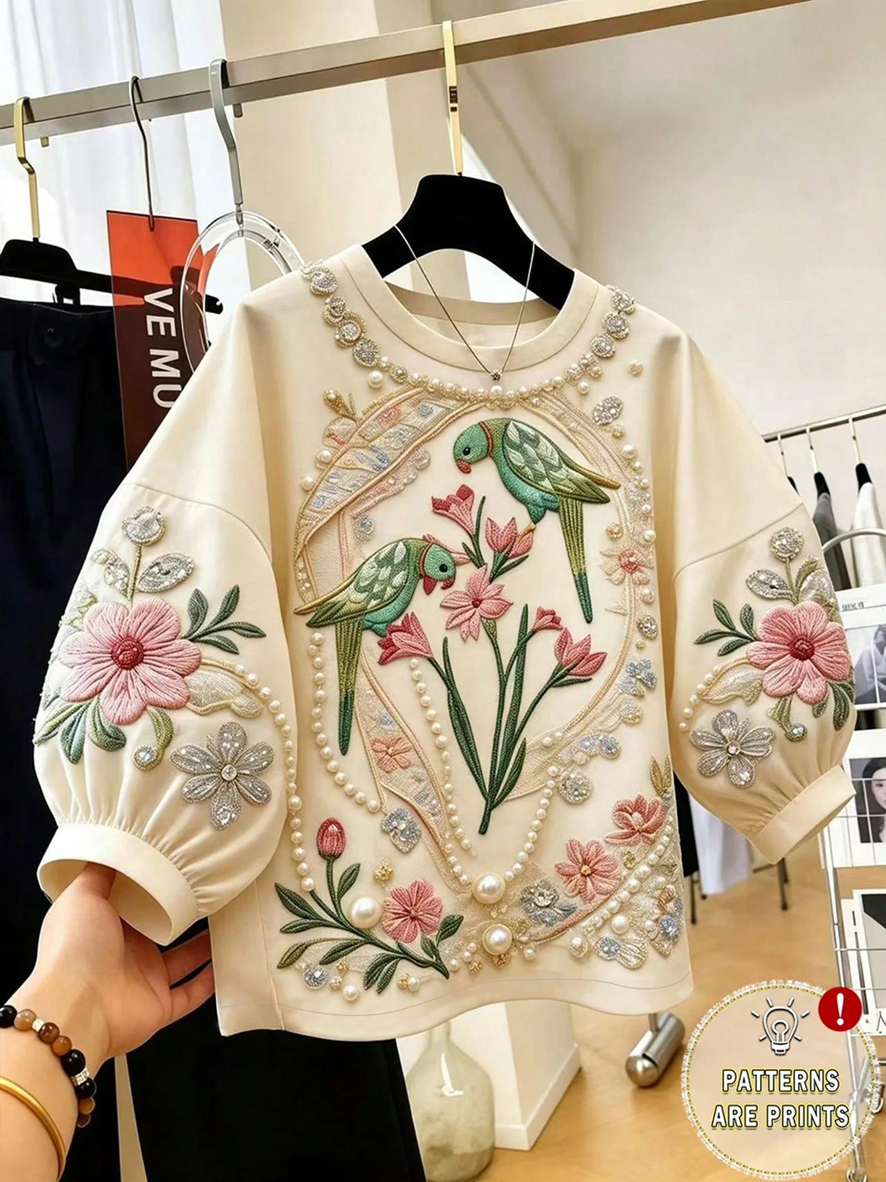 Elegante Damenbluse im Vintage-Stil mit Blumen- und Vogelmuster, Rundhalsausschnitt und Blütenblattärmeln, Sommer-Design mit dekorativem Blumenmuster-Print, lockeres Oversize-Design mit überschnittenen Schultern, verjüngende Damenbluse – Detail 1