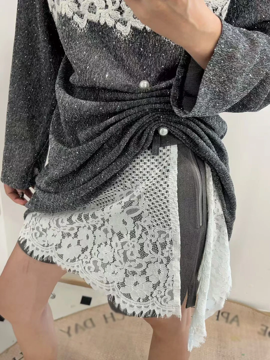 TWOTWINSTYLE Hit Farbe Gespleißt Spitze Zwei Stück Sets für Frauen V-ausschnitt Mit Langen Ärmeln Patchwork Falten Top Hohe Taille Rock Set Weibliche