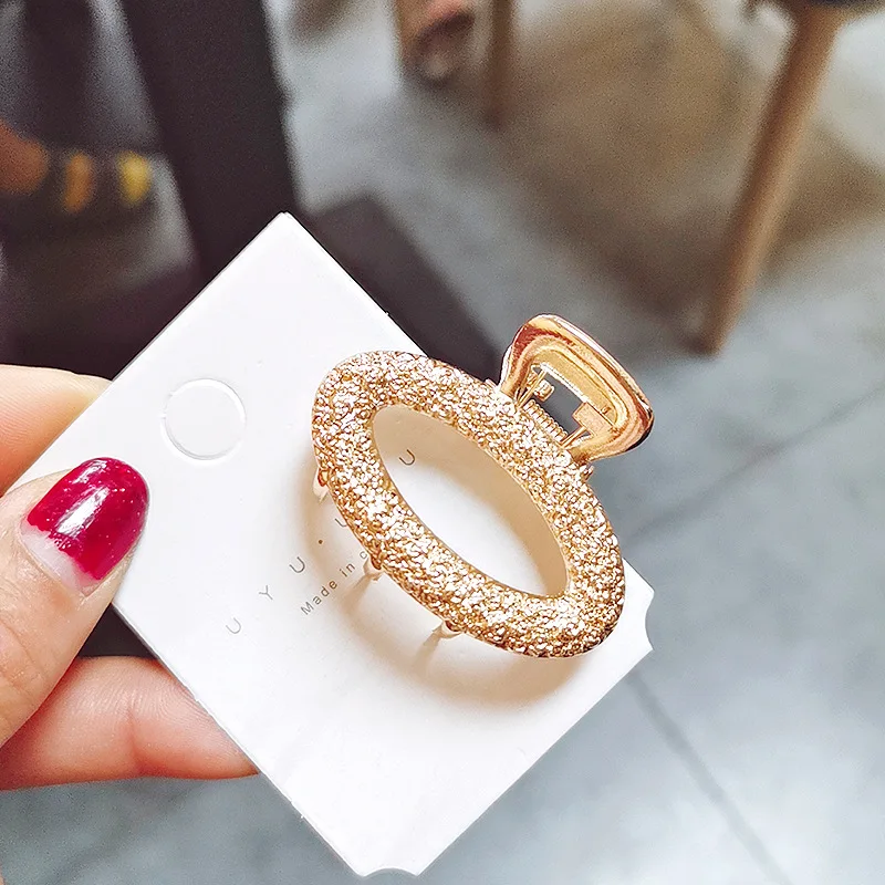 Goldene modische Haarklammern, hohle geometrische Herz- und Schleifen-Designs, elegante, rutschfeste Haarkrallen für Damen, Haaraccessoires. – Detail 9