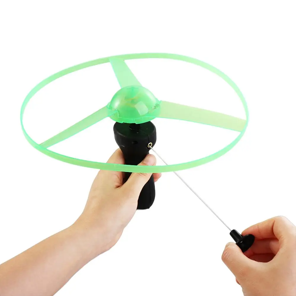 Aeronaves brinquedos ao ar livre corda voando hélice luminosa helicóptero brinquedos puxar corda voando ufo led voando ufo girando topo