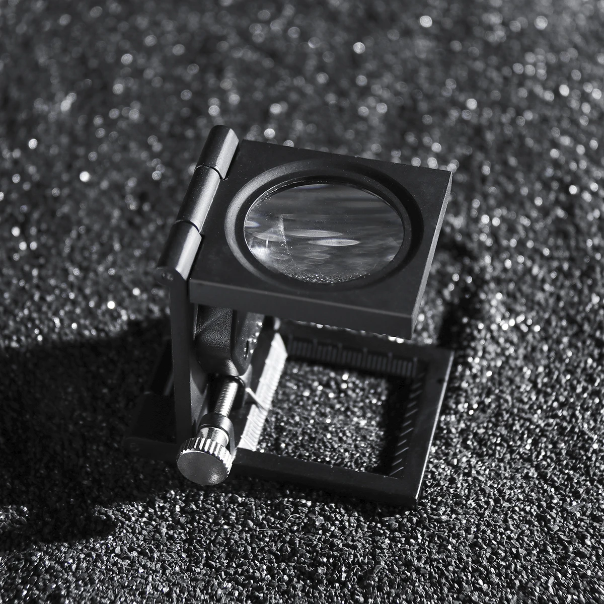 عدسة مكبرة محمولة ثلاثية قابلة للطي 8x باللون الأسود الصلب ABS عدسة زجاجية بصرية LED عدسة مكبرة مضيئة لقراءة الخرائط #1